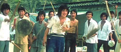 Jackie Chan au milieu de son équipe dans Dragon Lord